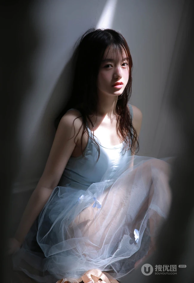 坐在楼梯口安静的轻纱蓝裙湿发女孩唯美艺术高清写真图集