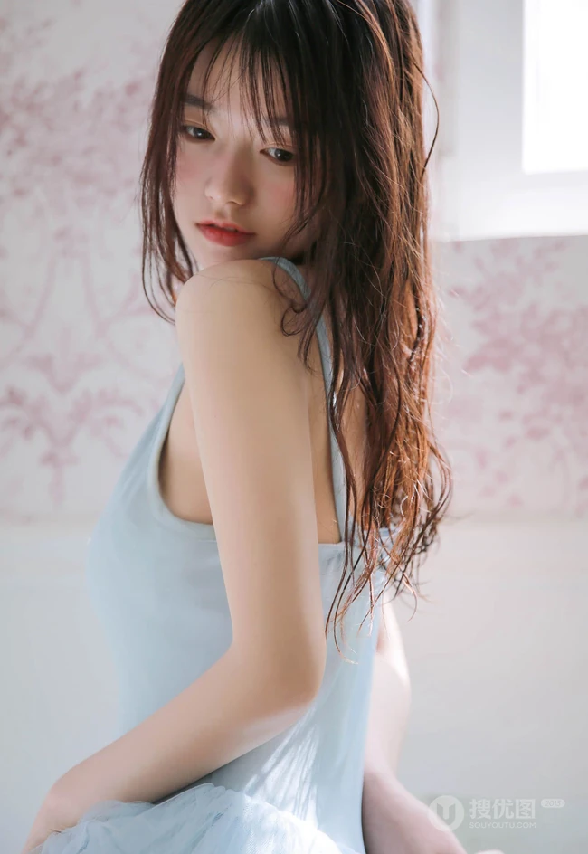 坐在楼梯口安静的轻纱蓝裙湿发女孩唯美艺术高清写真图集