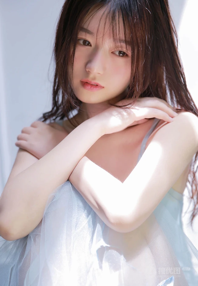 坐在楼梯口安静的轻纱蓝裙湿发女孩唯美艺术高清写真图集