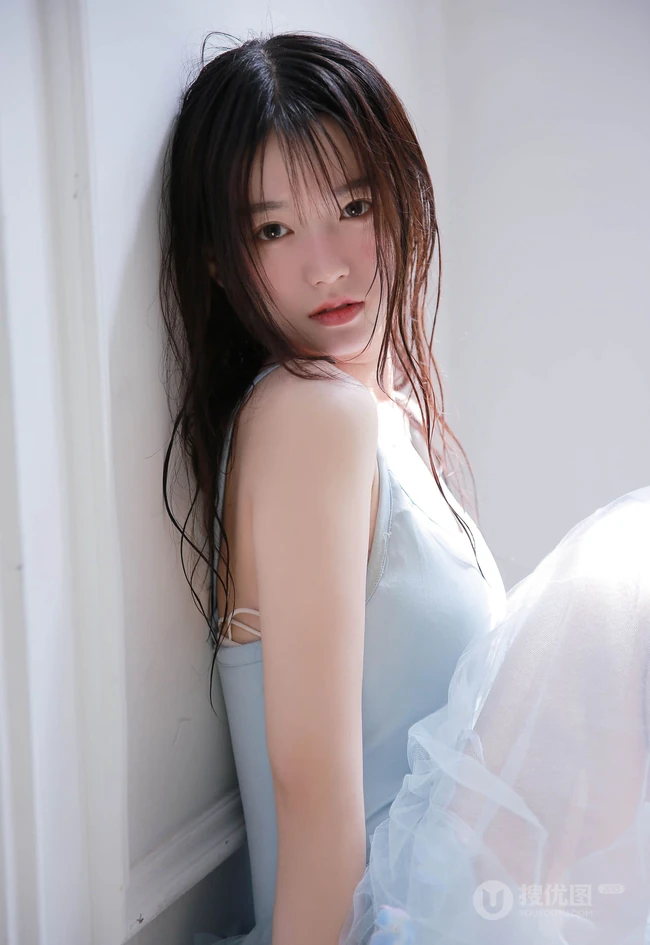 坐在楼梯口安静的轻纱蓝裙湿发女孩唯美艺术高清写真图集