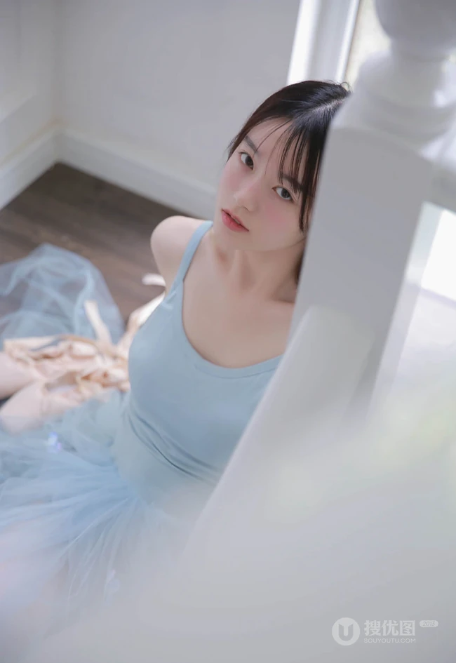 坐在楼梯口安静的轻纱蓝裙湿发女孩唯美艺术高清写真图集