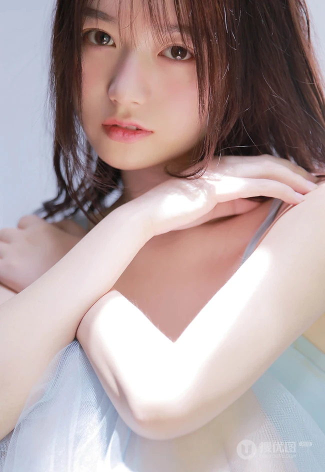 坐在楼梯口安静的轻纱蓝裙湿发女孩唯美艺术高清写真图集