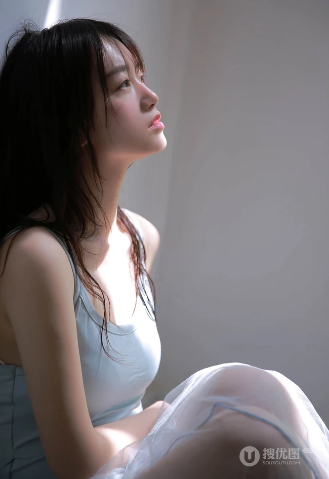 坐在楼梯口安静的轻纱蓝裙湿发女孩唯美艺术高清写真图集