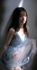 坐在楼梯口安静的轻纱蓝裙湿发女孩唯美艺术高清写真图集