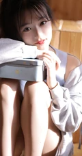 夏日炎炎，居家避暑吃葡萄的休闲背心短裤少女高清写真图集