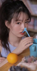 夏日炎炎，居家避暑吃葡萄的休闲背心短裤少女高清写真图集