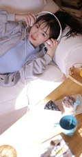 夏日炎炎，居家避暑吃葡萄的休闲背心短裤少女高清写真图集
