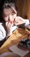 夏日炎炎，居家避暑吃葡萄的休闲背心短裤少女高清写真图集
