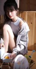夏日炎炎，居家避暑吃葡萄的休闲背心短裤少女高清写真图集