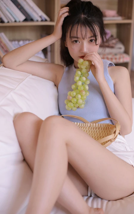 夏日炎炎，居家避暑吃葡萄的休闲背心短裤少女高清写真图集