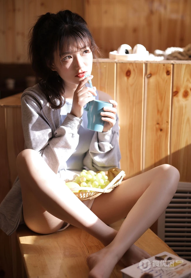 夏日炎炎，居家避暑吃葡萄的休闲背心短裤少女高清写真图集