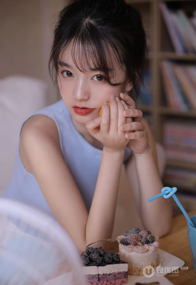 夏日炎炎，居家避暑吃葡萄的休闲背心短裤少女高清写真图集
