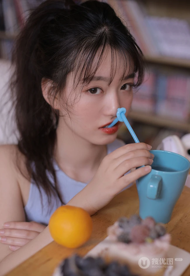 夏日炎炎，居家避暑吃葡萄的休闲背心短裤少女高清写真图集