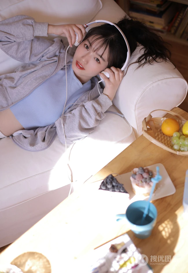 夏日炎炎，居家避暑吃葡萄的休闲背心短裤少女高清写真图集