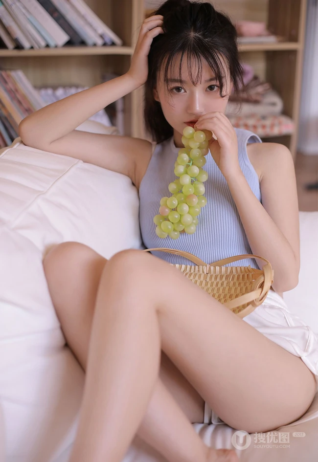 夏日炎炎，居家避暑吃葡萄的休闲背心短裤少女高清写真图集
