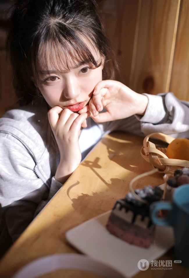 夏日炎炎，居家避暑吃葡萄的休闲背心短裤少女高清写真图集
