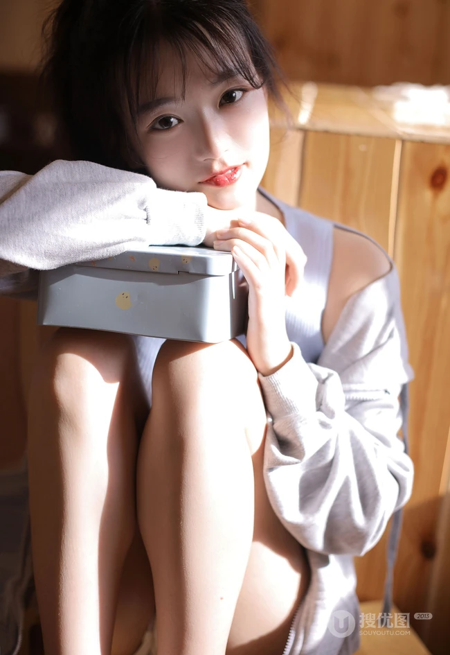 夏日炎炎，居家避暑吃葡萄的休闲背心短裤少女高清写真图集