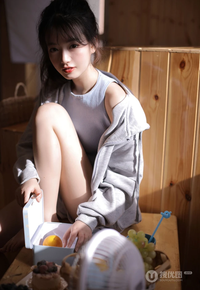 夏日炎炎，居家避暑吃葡萄的休闲背心短裤少女高清写真图集