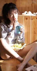 夏日炎炎，居家避暑吃葡萄的休闲背心短裤少女高清写真图集