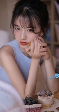 夏日炎炎，居家避暑吃葡萄的休闲背心短裤少女高清写真图集