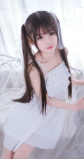 长发及腰甜美可爱型微胖双马尾女孩身着肩带白裙超高清室内写真