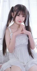 长发及腰甜美可爱型微胖双马尾女孩身着肩带白裙超高清室内写真
