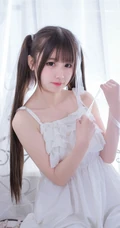 长发及腰甜美可爱型微胖双马尾女孩身着肩带白裙超高清室内写真