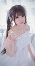长发及腰甜美可爱型微胖双马尾女孩身着肩带白裙超高清室内写真