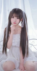 长发及腰甜美可爱型微胖双马尾女孩身着肩带白裙超高清室内写真