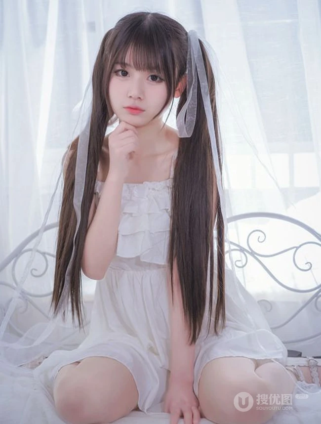 长发及腰甜美可爱型微胖双马尾女孩身着肩带白裙超高清室内写真