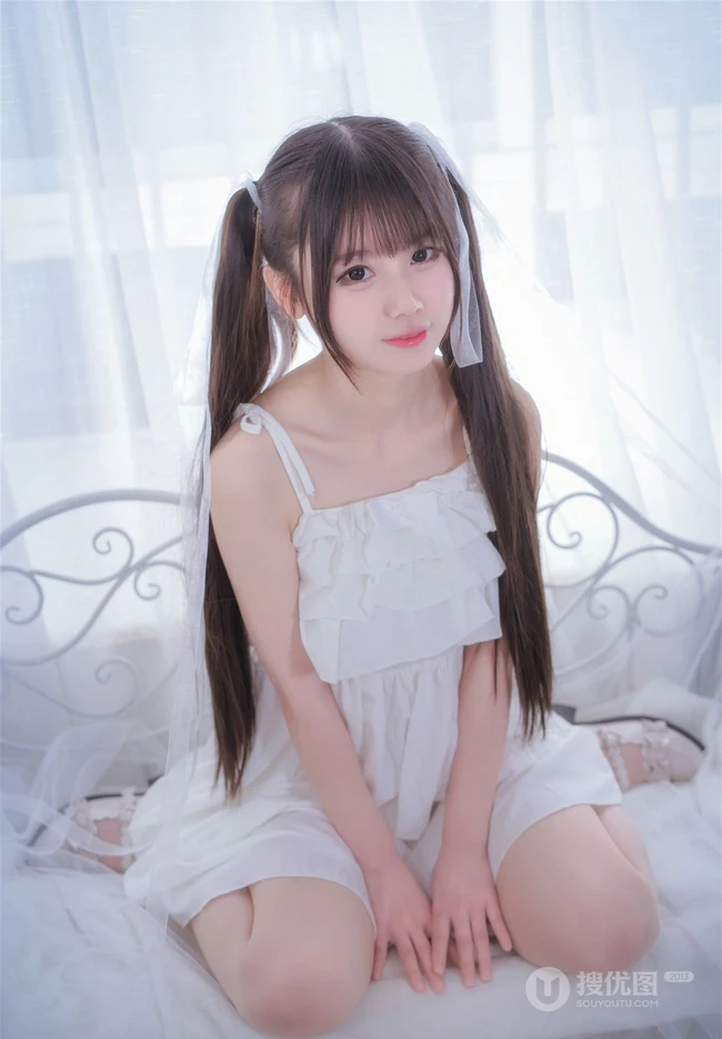长发及腰甜美可爱型微胖双马尾女孩身着肩带白裙超高清室内写真
