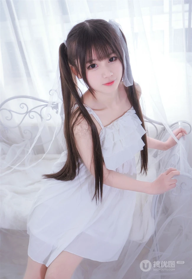长发及腰甜美可爱型微胖双马尾女孩身着肩带白裙超高清室内写真