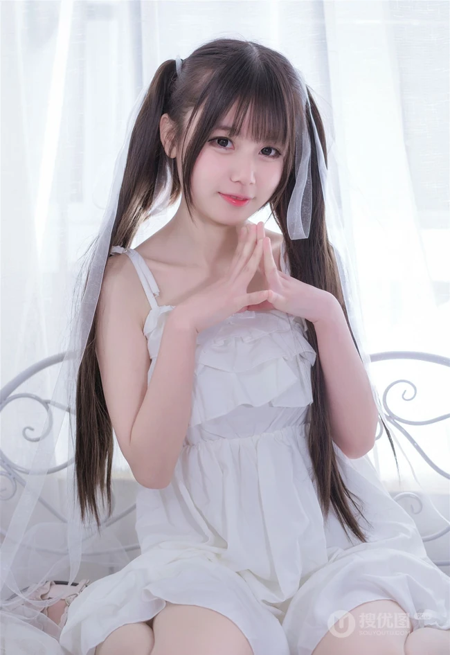 长发及腰甜美可爱型微胖双马尾女孩身着肩带白裙超高清室内写真