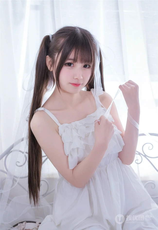 长发及腰甜美可爱型微胖双马尾女孩身着肩带白裙超高清室内写真