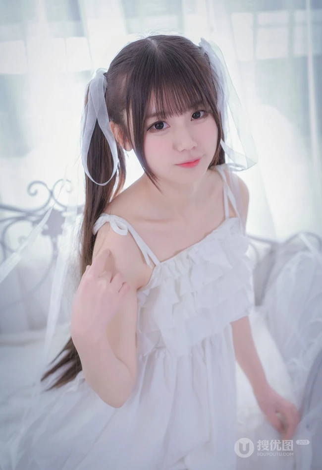 长发及腰甜美可爱型微胖双马尾女孩身着肩带白裙超高清室内写真