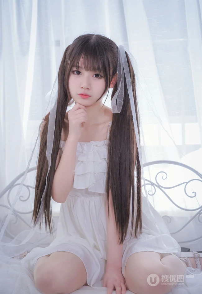 长发及腰甜美可爱型微胖双马尾女孩身着肩带白裙超高清室内写真