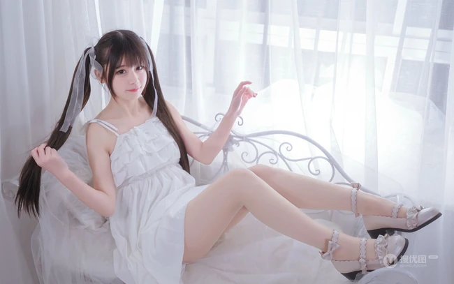 长发及腰甜美可爱型微胖双马尾女孩身着肩带白裙超高清室内写真