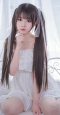 长发及腰甜美可爱型微胖双马尾女孩身着肩带白裙超高清室内写真