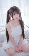 长发及腰甜美可爱型微胖双马尾女孩身着肩带白裙超高清室内写真