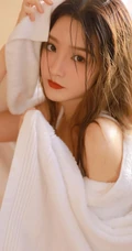 如水般温柔的高颜值，大眼睛湿发女生小姐姐紧身白衣浴室高清写真