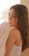如水般温柔的高颜值，大眼睛湿发女生小姐姐紧身白衣浴室高清写真