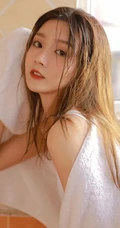 如水般温柔的高颜值，大眼睛湿发女生小姐姐紧身白衣浴室高清写真