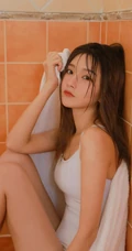 如水般温柔的高颜值，大眼睛湿发女生小姐姐紧身白衣浴室高清写真