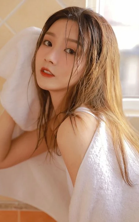 如水般温柔的高颜值，大眼睛湿发女生小姐姐紧身白衣浴室高清写真
