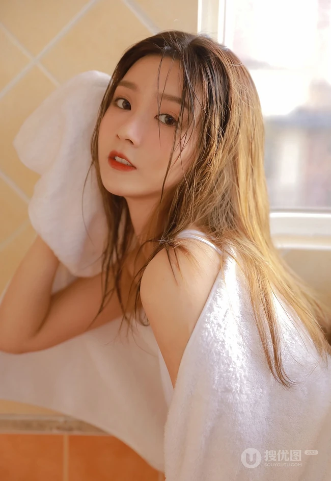 如水般温柔的高颜值，大眼睛湿发女生小姐姐紧身白衣浴室高清写真
