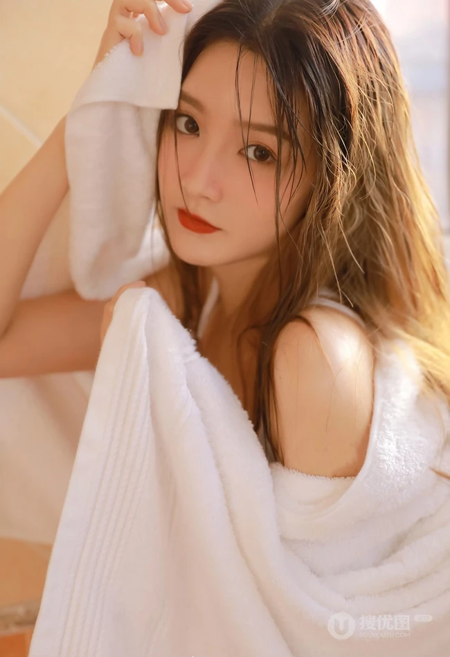 如水般温柔的高颜值，大眼睛湿发女生小姐姐紧身白衣浴室高清写真