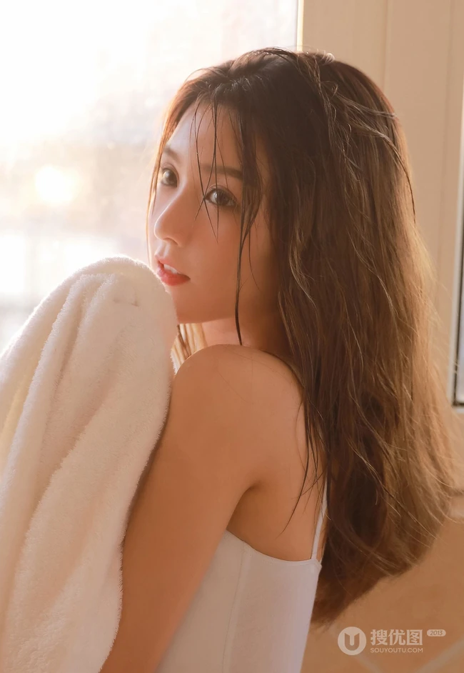 如水般温柔的高颜值，大眼睛湿发女生小姐姐紧身白衣浴室高清写真