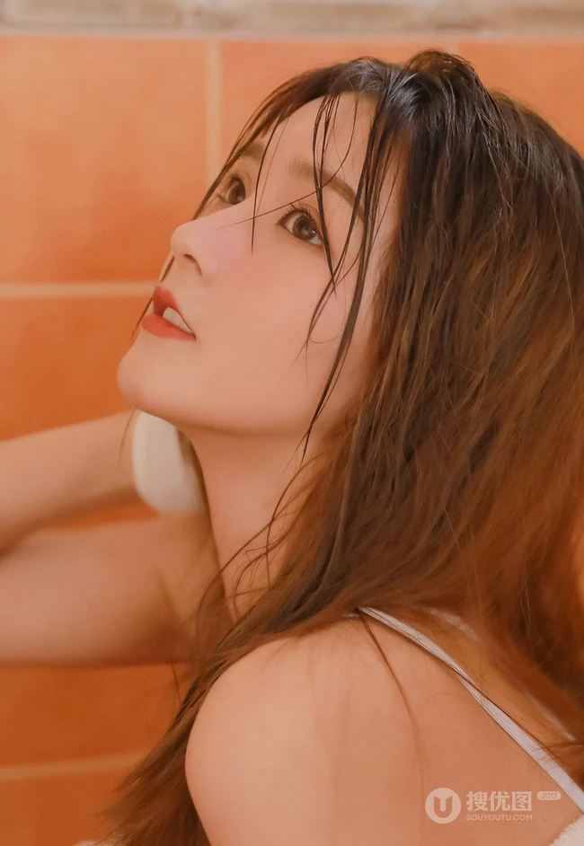 如水般温柔的高颜值，大眼睛湿发女生小姐姐紧身白衣浴室高清写真