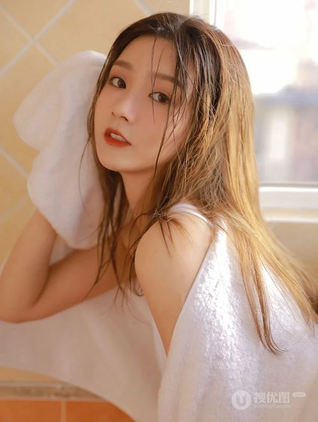 如水般温柔的高颜值，大眼睛湿发女生小姐姐紧身白衣浴室高清写真
