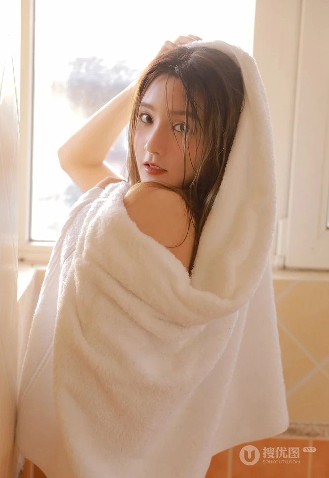 如水般温柔的高颜值，大眼睛湿发女生小姐姐紧身白衣浴室高清写真